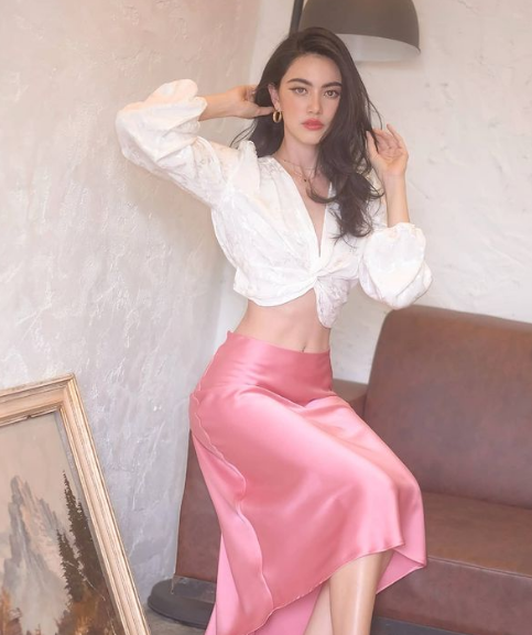 Crop top luôn là item chân ái mà cô lựa chọn để khoe vòng eo con kiến của mình.