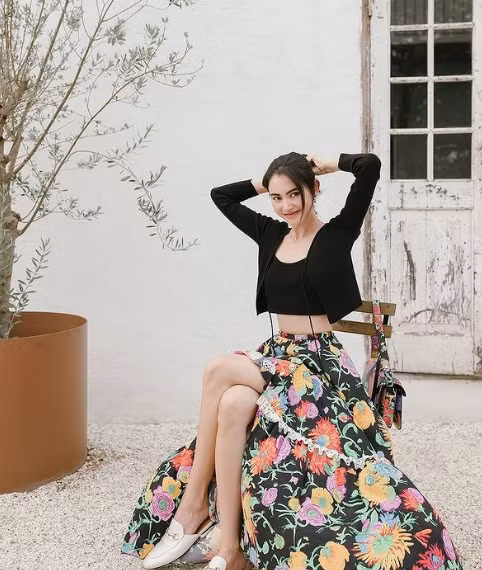 Tại Thái Lan, hot girl Mai Davika là gương mặt nổi bật được nhiều người mến mộ. Cô còn được xưng tụng là “nàng ma nữ xinh đẹp nhất Thái Lan” sau khi thủ vai chính trong bộ phim bom tấn “Tình người duyên ma” ra rạp năm 2013.