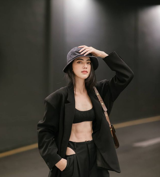 Nhìn Mai Davika diện crop top khoe vòng eo đẹp phát mê, các cô gái Việt ai cũng đều ghen tị.