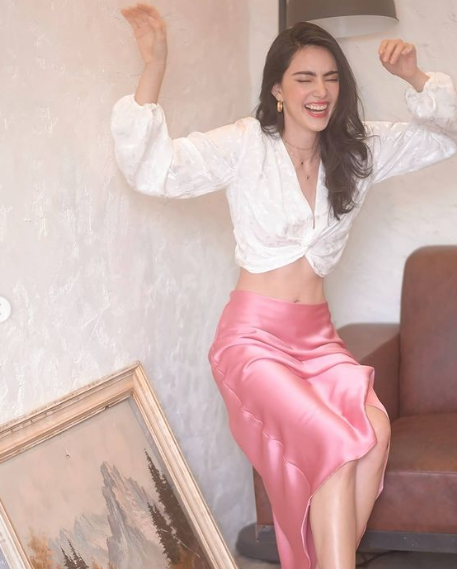 Dạo quanh trang cá nhân của Mai Davika bạn sẽ thấy cô rất chăm diện crop top, thậm chí có cư dân mạng còn gọi cô nàng là "nữ hoàng crop top" quả không sai tí nào.