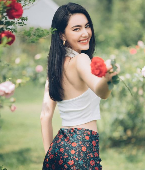 Không chỉ thế, người đẹp Thái Lan còn gây mê người nhìn bởi vóc dáng cao ráo, thanh thoát và đường cong S-line gợi cảm. Đặc biệt là vòng eo săn chắc, chỉ 56cm.