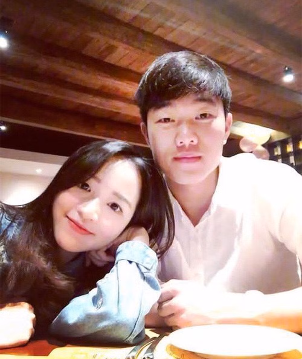 Thông tin Xuân Trường lấy vợ hiện đang nhận được nhiều sự quan tâm từ người hâm mộ bóng đá. Cũng từ đây mọi hình ảnh, động thái của vợ chàng cầu thủ là Nhuệ Giang cũng được cư dân mạng đặc biệt để ý đến.