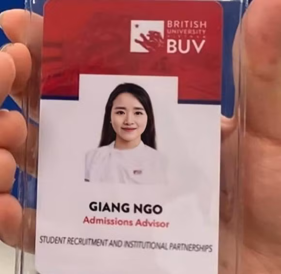 Mới đây, vợ sắp cưới của Xuân Trường hào hứng chia sẻ bức ảnh thẻ lên trang cá nhân gây chú ý. Nhuệ Giang tiết lộ công việc của cô là cố vấn tuyển sinh cho đại học Anh Quốc Việt Nam.