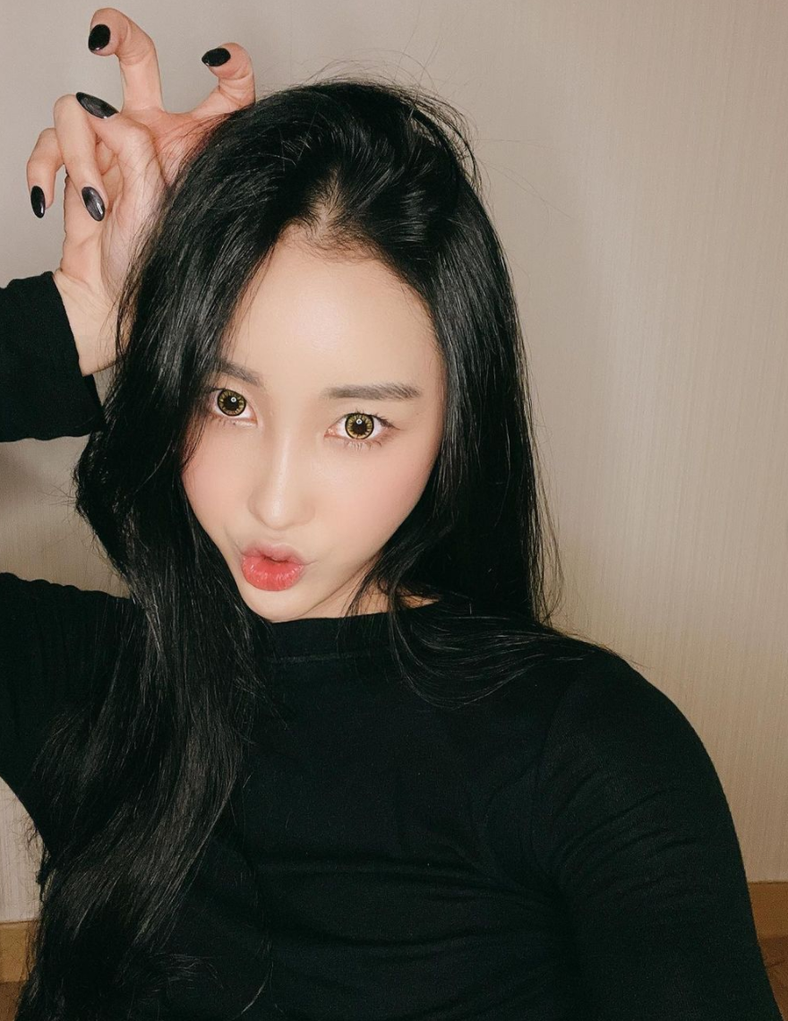 Nhờ lợi thế sáng về ngoại hình, từ nhiều năm nay, Song A Reum được nhiều nhãn hàng "chọn mặt gửi vàng".