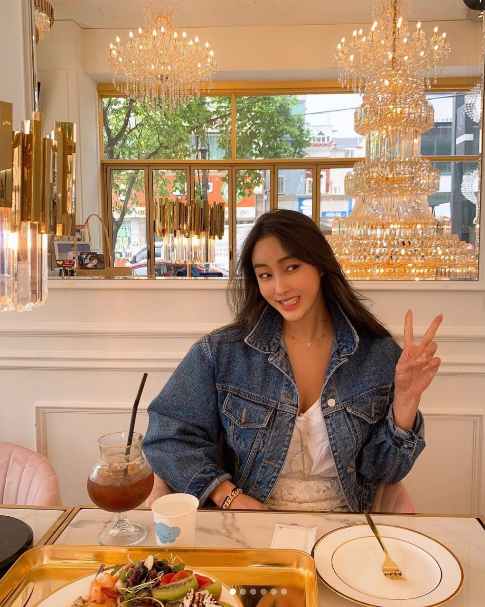 Trong những khuôn hình quảng cáo, cô càng tỏa sáng và nhận được sự ủng hộ nhiệt tình từ fans.