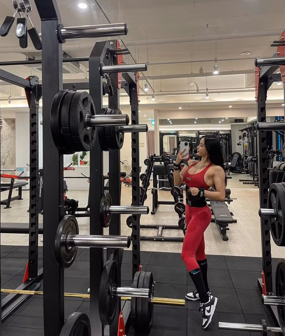 Nữ VĐV thể hình Song A Reum vẫn giữ được vẻ đẹp khỏe khoắn và tươi trẻ nhờ thường xuyên tập luyện thể thao.