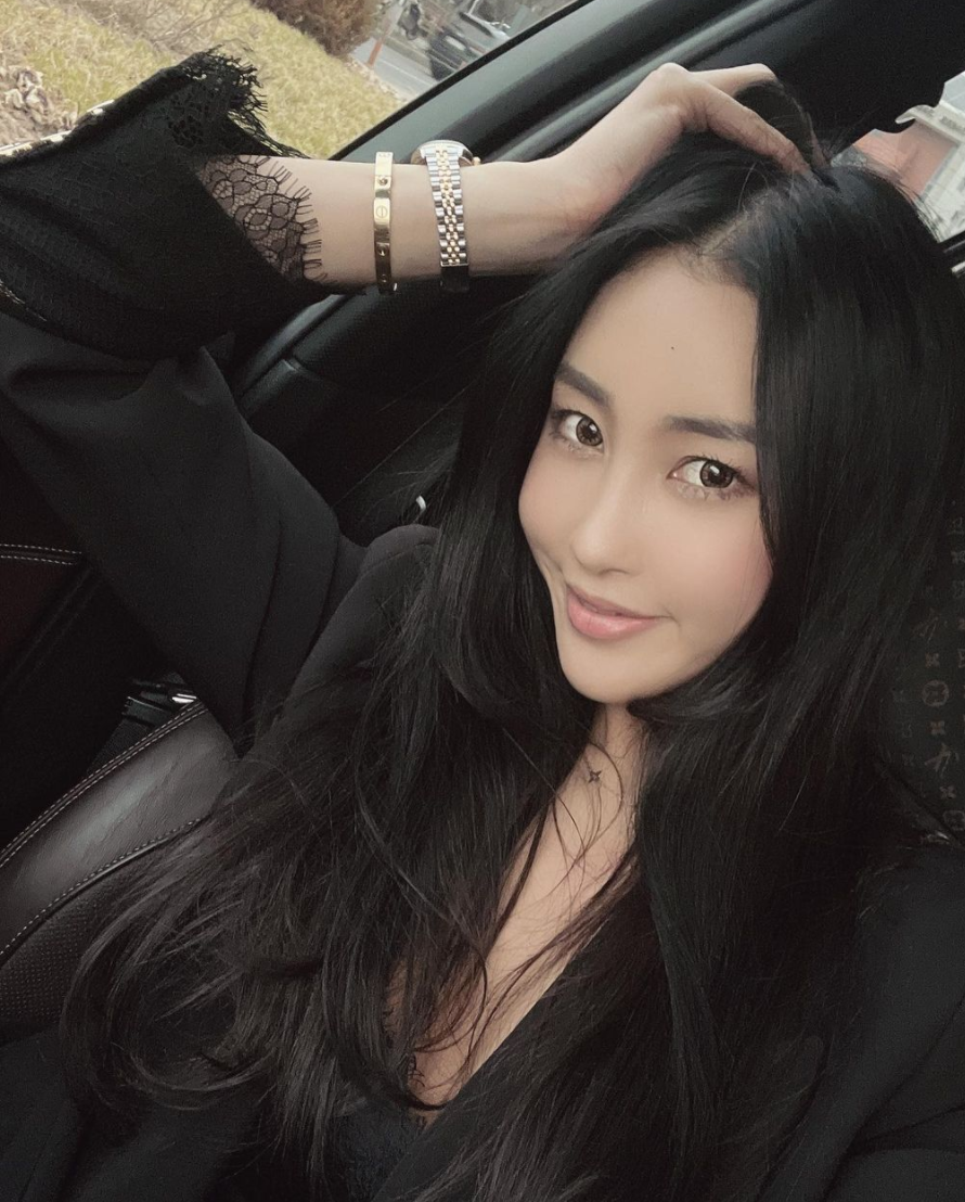 Trên trang cá nhân, cô thường xuyên khoe những hình ảnh nóng bỏng, khoe đường cong gợi cảm.