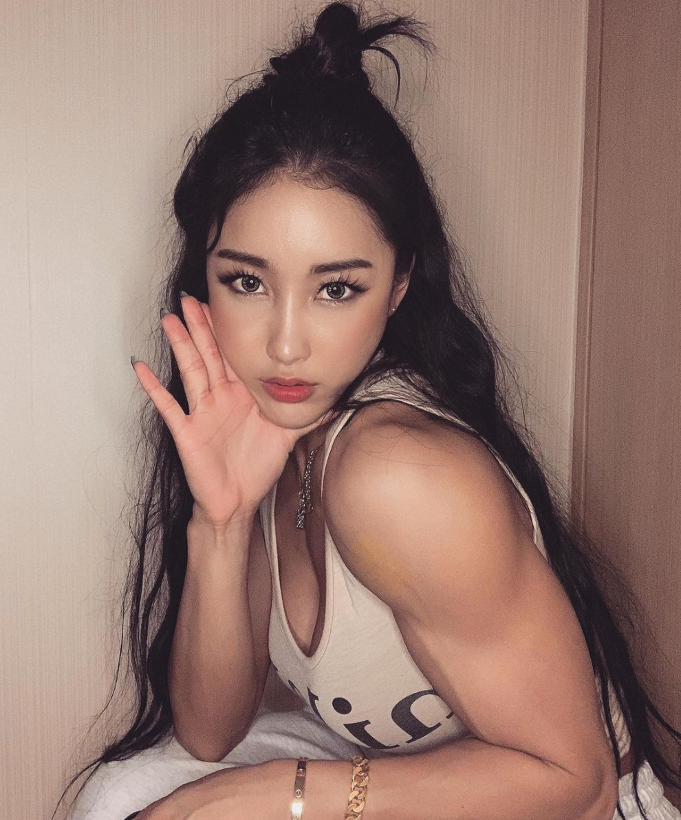 Dù đã ở độ tuổi không còn trẻ, thế nhưng ai cũng phải công nhận rằng gương mặt của người đẹp thể hình này vẫn cực trẻ trung, đầy sức sống.