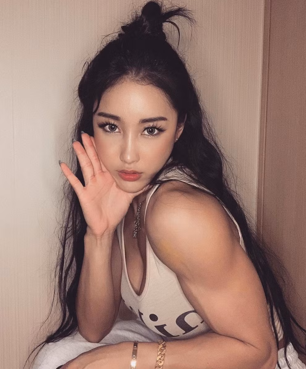 Dù đã ở độ tuổi không còn trẻ, thế nhưng ai cũng phải công nhận rằng gương mặt của người đẹp thể hình này vẫn cực trẻ trung, đầy sức sống.