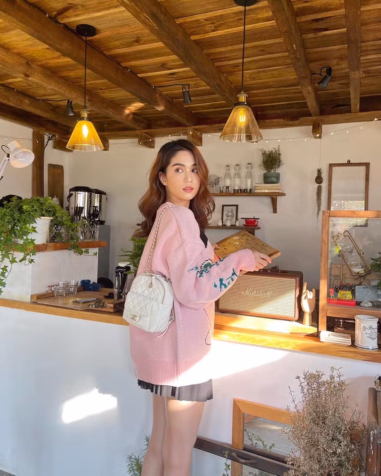 Ngọc Trinh thiết kế biệt thự theo không gian mở với nhiều lối ra vào cùng cửa kính lớn để đón ánh sáng, gió tự nhiên.