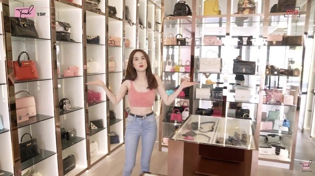 Người đẹp cũng dành hẳn một không gian rộng rãi để trưng bày loạt túi hàng hiệu của mình.
