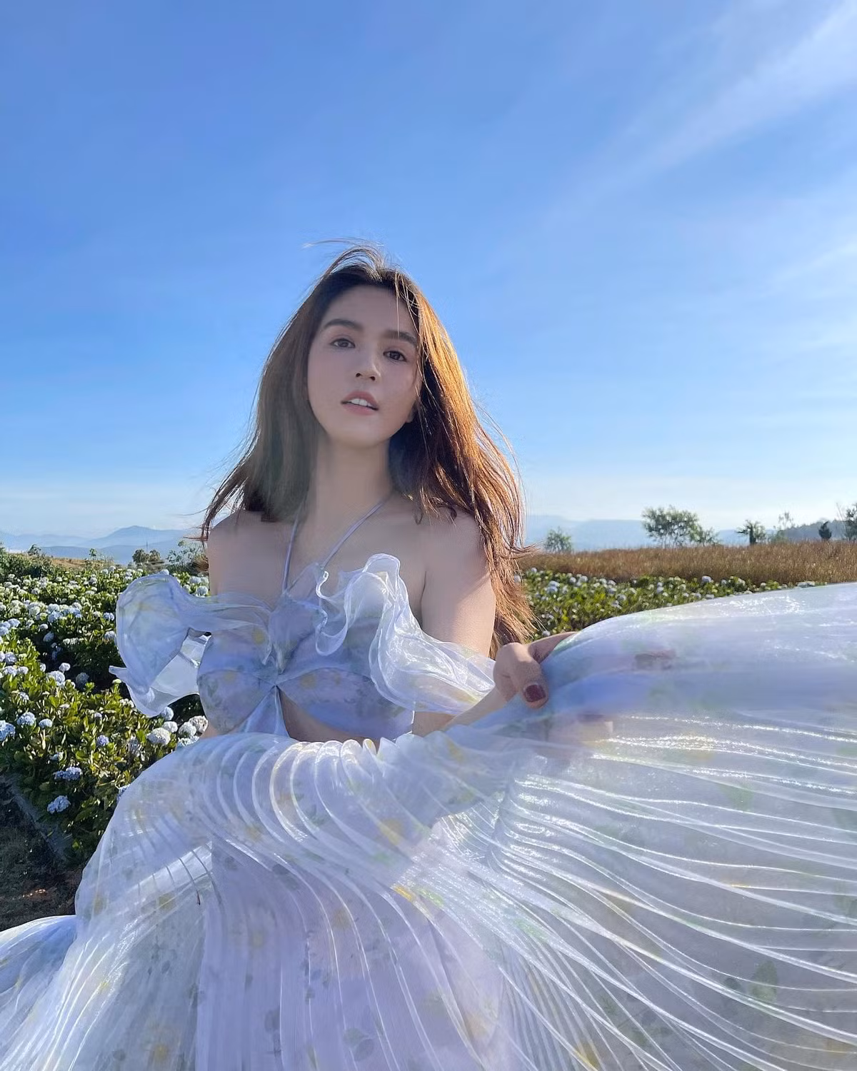 Dẹp nỗi buồn bị trộm hơn chục tỷ sang một bên, "nữ hoàng nội y" tập trung trở lại cuộc sống và công việc thường nhật. Mới đây, cô đang có chuyến đi đến Đà Lạt, quay Vlog giới thiệu những địa điểm nổi tiếng với giới trẻ.