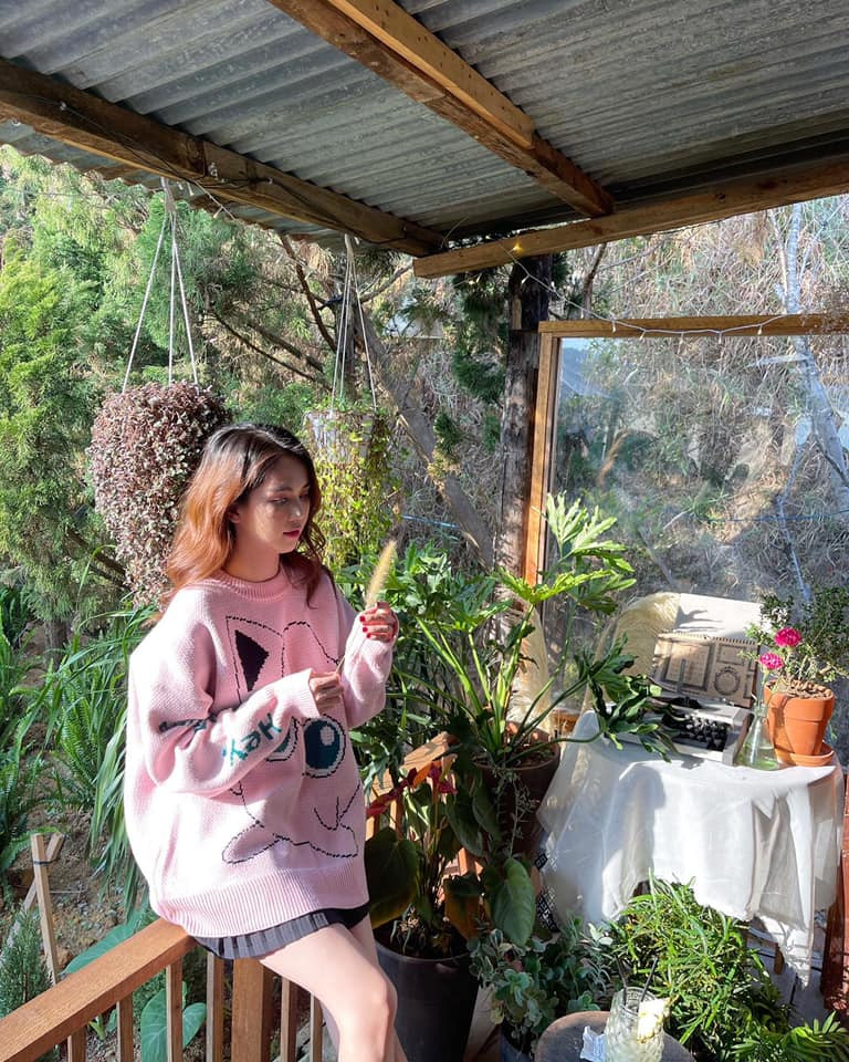 Ngọc Trinh chuyển về biệt thự mới ở TP Thủ Đức (TP.HCM) đầu năm 2020. Theo chia sẻ của người đẹp, căn biệt thự này khoảng 800 m2 và được Ngọc Trinh đầu tư khoảng 45 tỷ đồng.