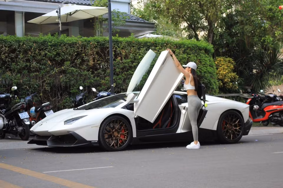 Gây chú ý từ chiếc siêu xe chưa đủ, người đẹp này còn gây mê những người qua đường nhờ vóc dáng hoàn hảo của mình.