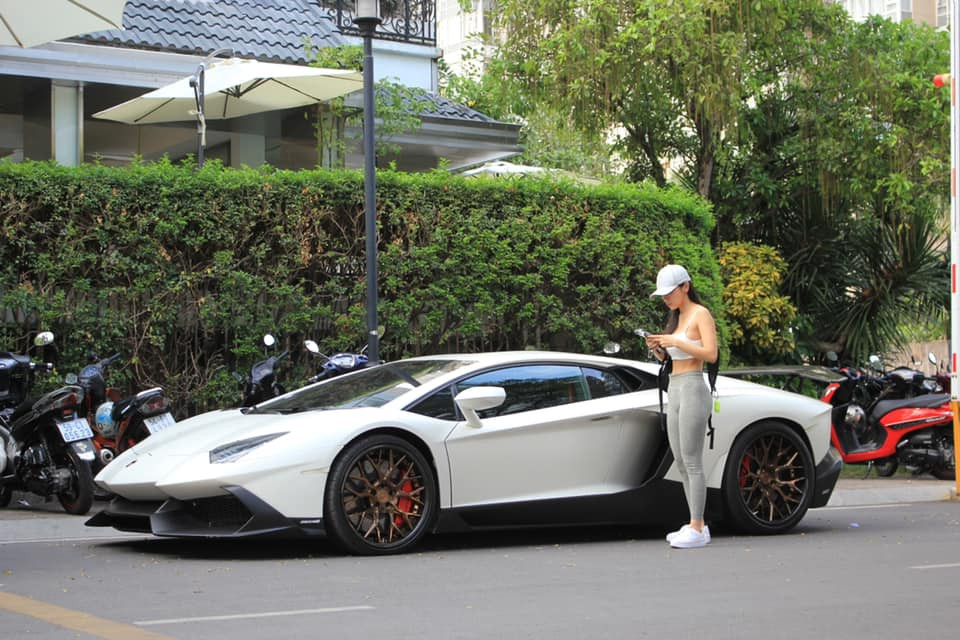 Chỉ qua loạt khoảnh khắc chụp lén "sương sương", Jessie Lương nhanh chóng chiếm trọn spotlight trên MXH. Nhiều người đã vào bình luận để lại lời khen cho sắc vóc của nữ rich kid gốc Việt.