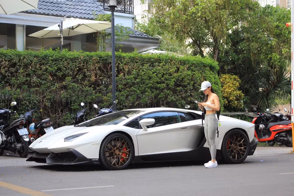 Chỉ qua loạt khoảnh khắc chụp lén "sương sương", Jessie Lương nhanh chóng chiếm trọn spotlight trên MXH. Nhiều người đã vào bình luận để lại lời khen cho sắc vóc của nữ rich kid gốc Việt.