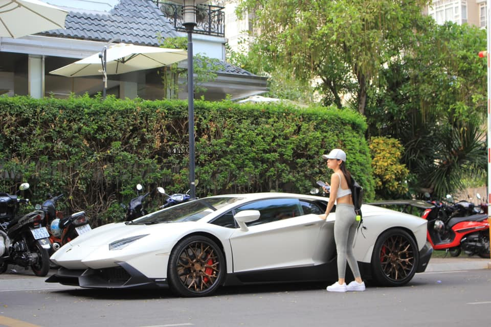 Nhiều người nhầm lẫn Jessie Lương là huấn luyện viên thể hình bởi cô nàng thường xuyên mặc đồ bó sát, tôn lên ba vòng gần như hoàn hảo.