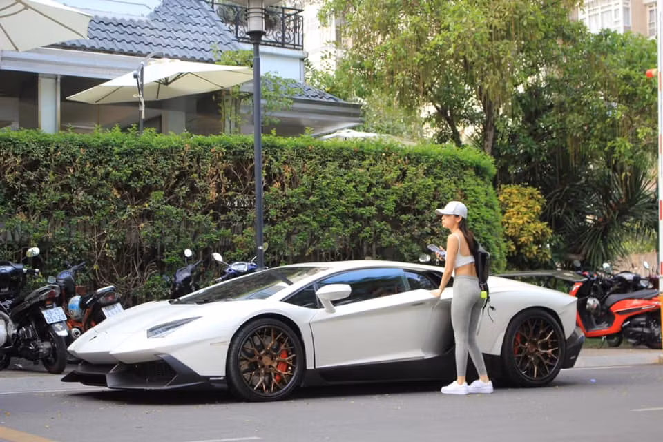 Nhiều người nhầm lẫn Jessie Lương là huấn luyện viên thể hình bởi cô nàng thường xuyên mặc đồ bó sát, tôn lên ba vòng gần như hoàn hảo.