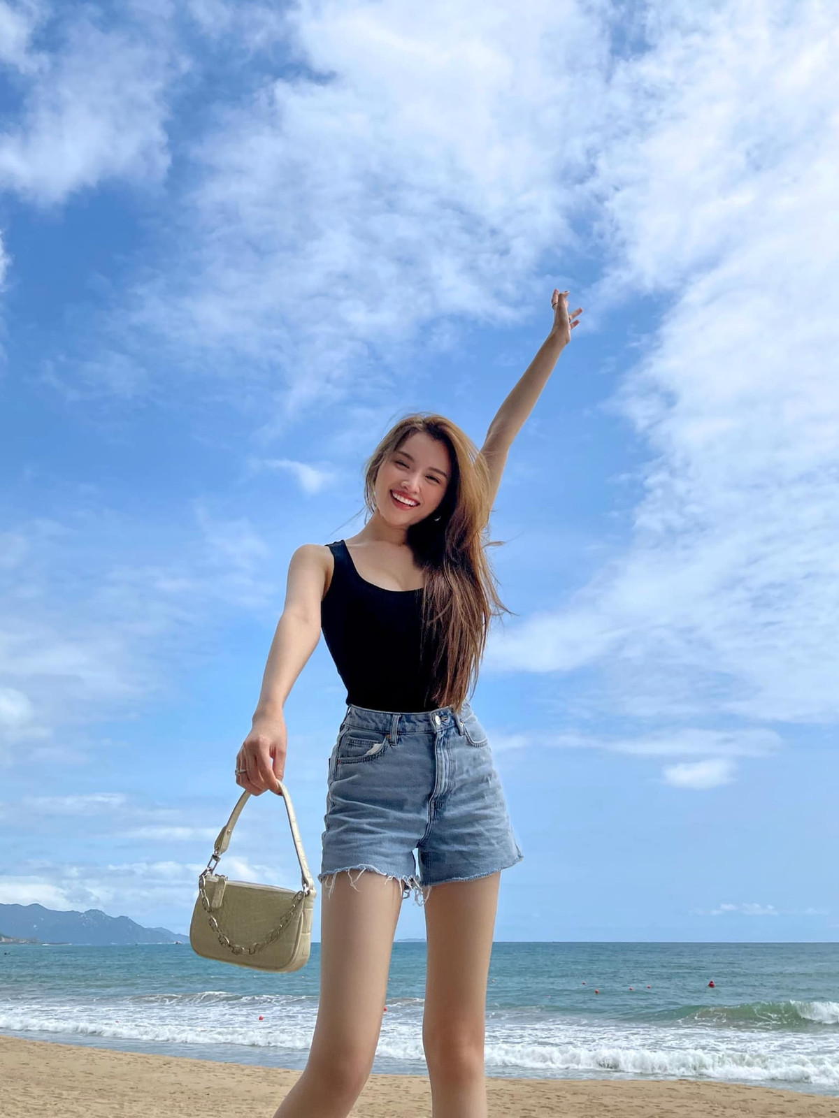 Nhiều người xuýt xoa khen ngợi và bày tỏ sự ghen tị với vòng eo, làn da hiếm có của nữ MC này.