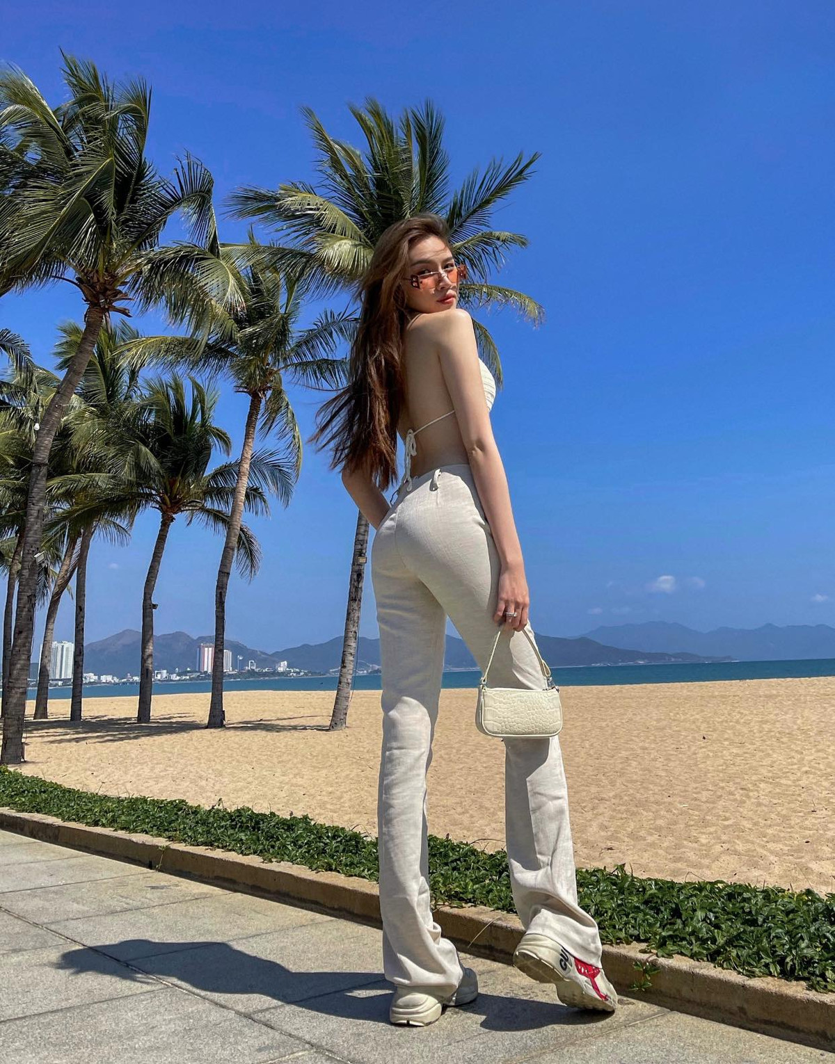 Làn da trắng nõn nà không tì vết cùng vòng eo thon gọn, body săn chắc không chút mỡ thừa khiến người đẹp làng MC tự tin diện mọi trang phục.