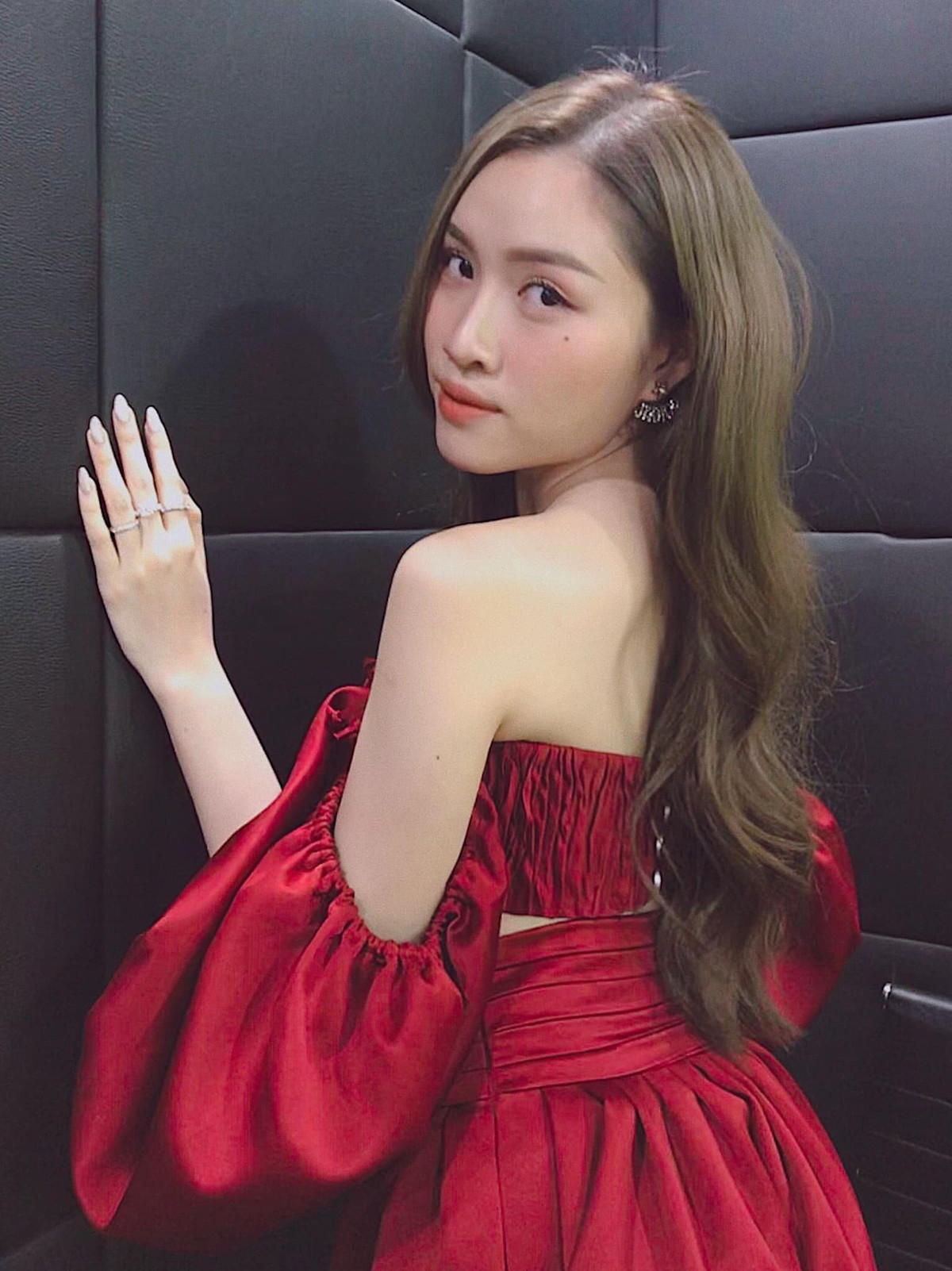 Ngoài nhan sắc xinh đẹp, nữ MC quyến rũ này còn có gia thế "khủng" đáng ngưỡng mộ.