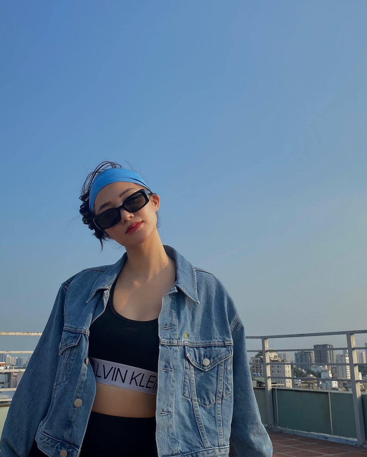 So với những bức ảnh chụp trước đó, nhiều người nhận ra ngay sự khác biệt trong diện mạo của hot girl Hà thành. Tin đồn người đẹp "can thiệp dao kéo" cũng xuất hiện và nhanh chóng lan truyền sau đó.