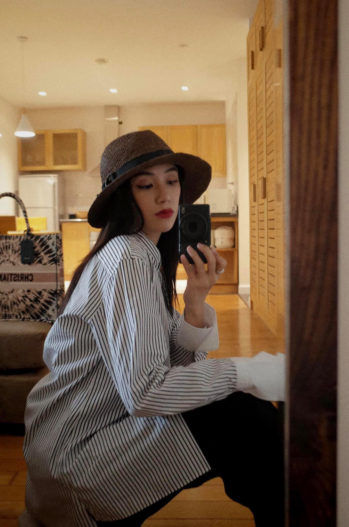 Salim cũng sở hữu khuôn mặt nhỏ gọn hơn nên tổng thể sắc sảo, mặn mà hơn nhiều.