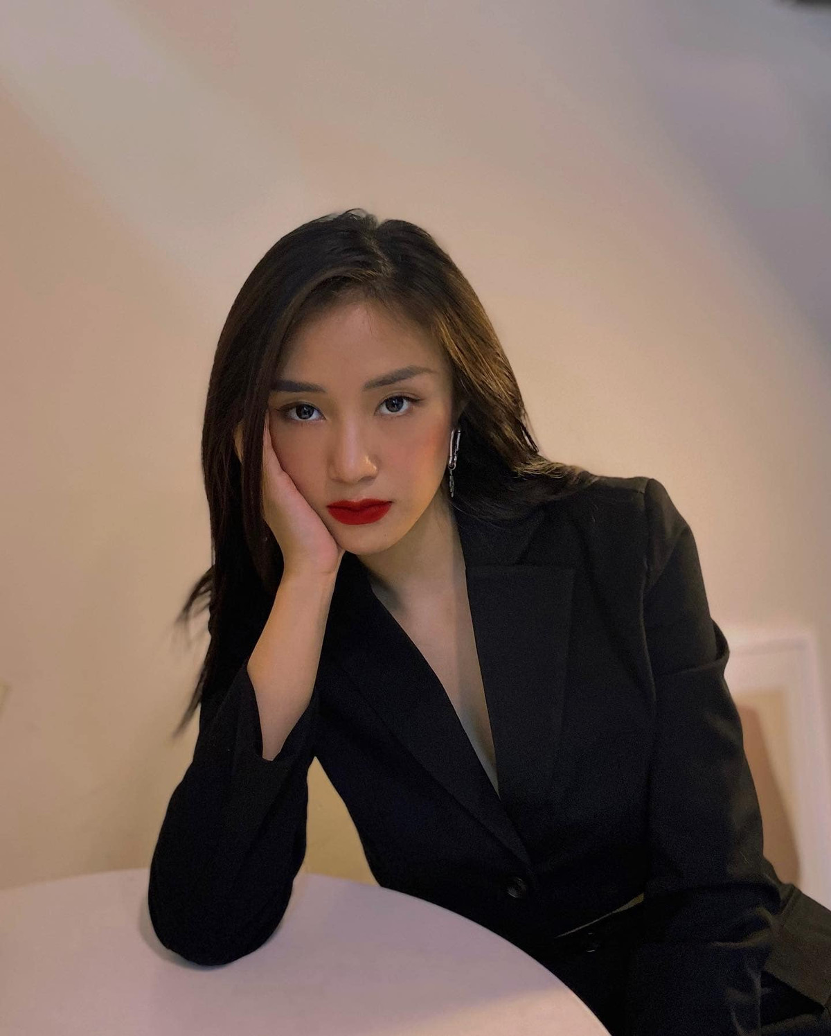 Dù không sở hữu chiều cao quá nổi bật nhưng cô luôn gây ấn tượng bởi ba vòng cân đối.