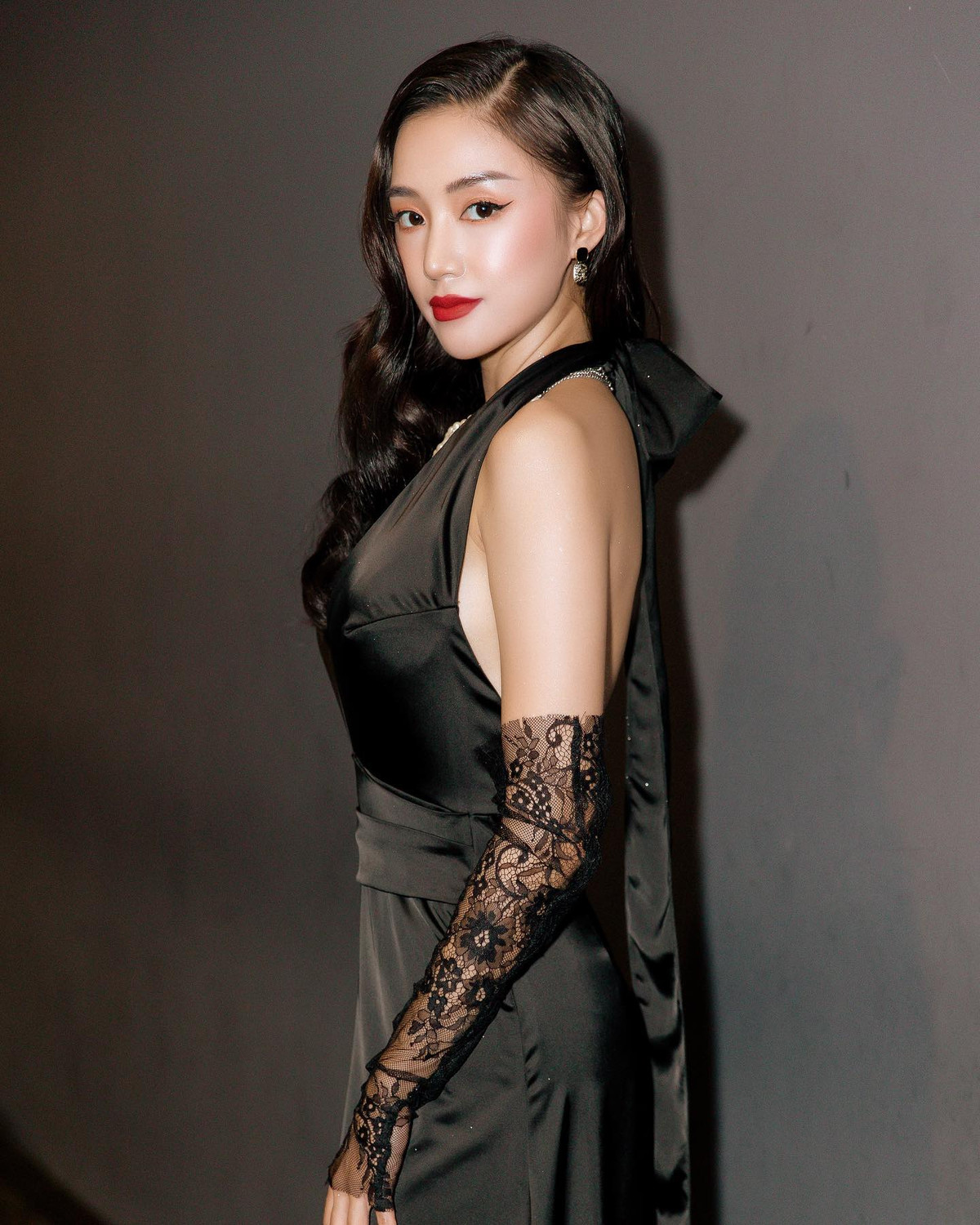 Hot girl Salim vốn theo đuổi phong cách thời trang kín đáo, ngọt ngào, dễ thương. Thời gian gần đây vì cô nàng lại chuộng những trang phục tôn dáng và đặc biệt là để khoe vòng eo thon gọn của mình.