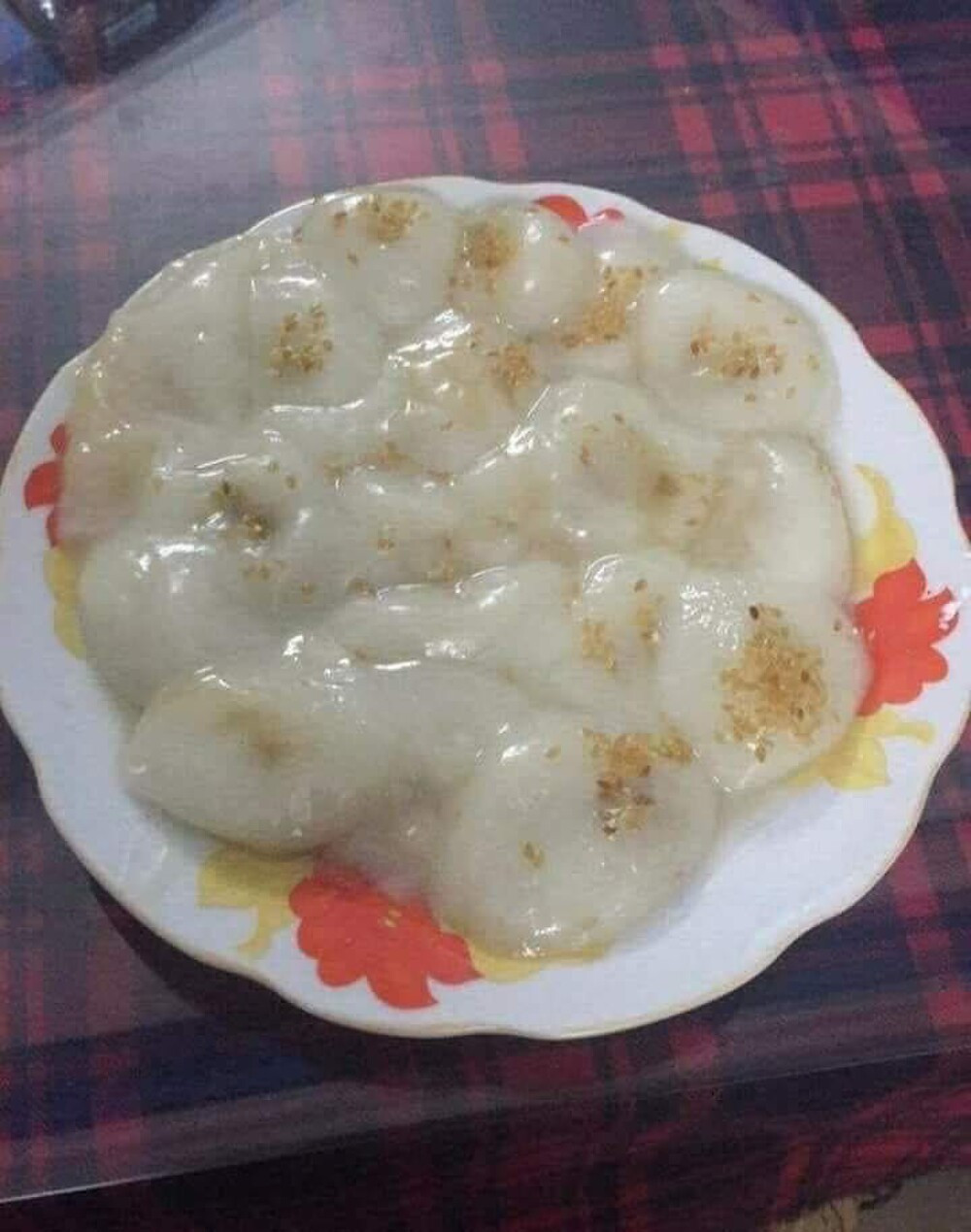 Do để lửa quá tay nên tác phẩm bánh trôi của hội chị em đã không còn giữ được hình hài tròn căng của mình mà giờ là bẹp dúm dó và nhão nhoét.