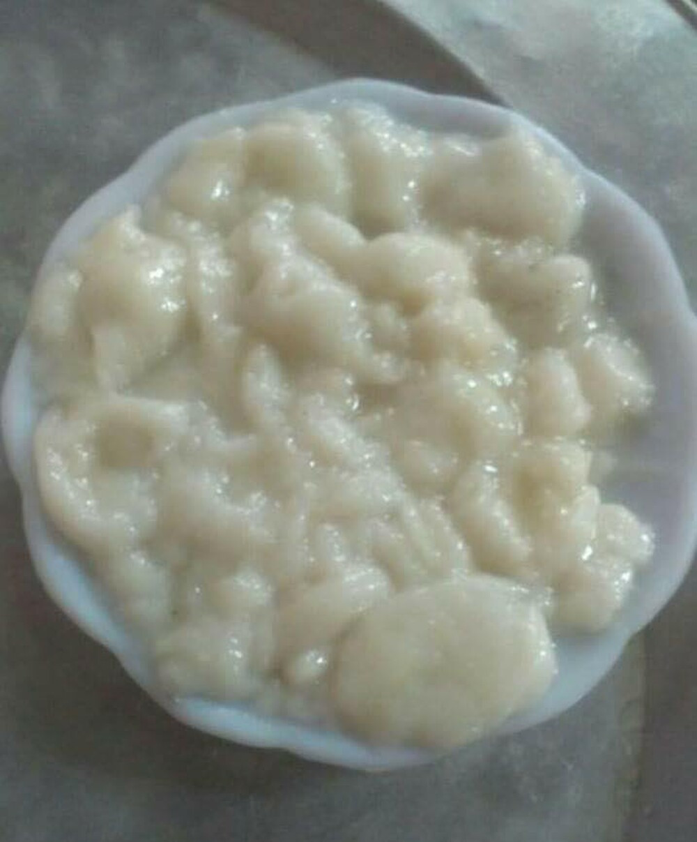 Bánh trôi, bánh chay là một món dễ thực hiện với những nguyên liệu đơn giản như bột, đường phên và vừng (mè). Nhưng không phải ai cũng có thể thành công với món ăn này và đã rất nhiều lần dân mạng phải ôm bụng cười với những phiên bản lỗi của bánh trôi do các cô nàng vụng về trở tài.