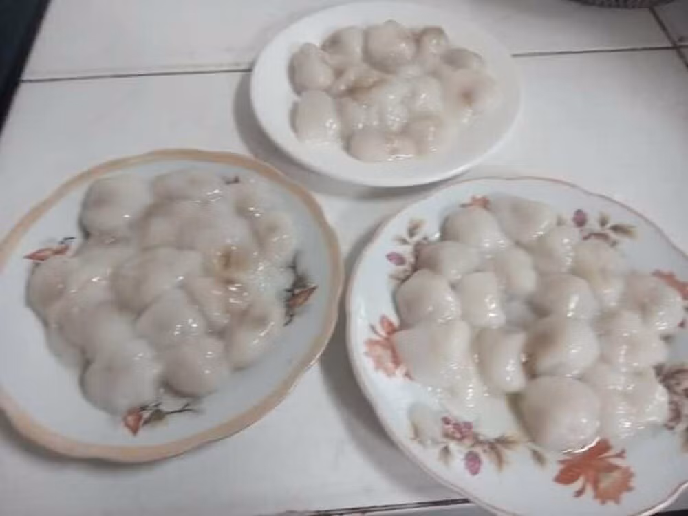 Việc quá tay khiến vỏ bánh và nhân bên trong bị nhão nhoét là điều mà không ít bạn đã gặp phải khi làm bánh trôi Tết Hàn Thực.