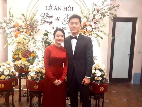 Sáng ngày 9/10/2021 Xuân Trường và Nhuệ Giang đã tổ chức lễ ăn hỏi một cách kín đáo. Được xem là một trong những cặp đôi làng bóng đá kín tiếng, thế nên mọi hình ảnh về lễ ăn hỏi này thực sự hiếm hoi.