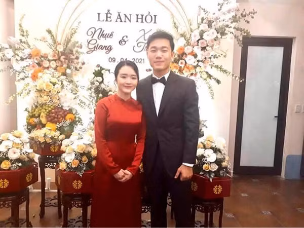 Sáng ngày 9/10/2021 Xuân Trường và Nhuệ Giang đã tổ chức lễ ăn hỏi một cách kín đáo. Được xem là một trong những cặp đôi làng bóng đá kín tiếng, thế nên mọi hình ảnh về lễ ăn hỏi này thực sự hiếm hoi.