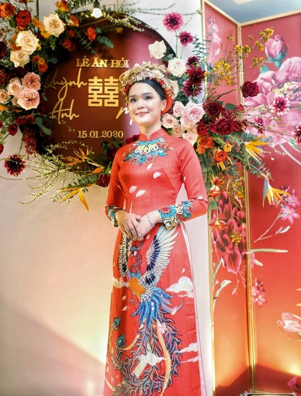 Cả hai cùng chọn áo dài đỏ rực, thiết kế phượng rồng tạo thành một cặp ăn ý. Thậm chí nàng WAG Quỳnh Anh đã đặt tận 2 bộ áo dài khác nhau chỉ để phục vụ lễ ăn hỏi.