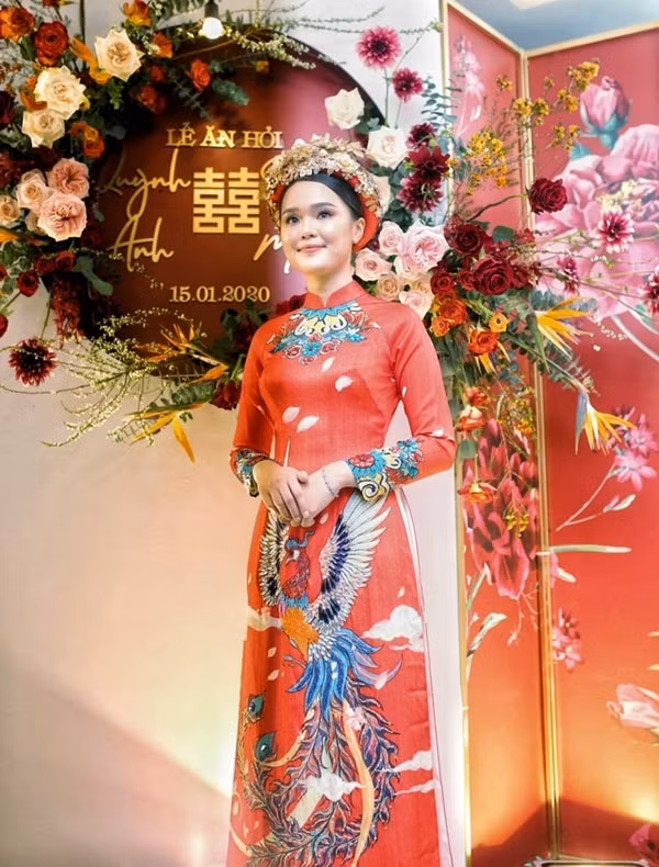 Cả hai cùng chọn áo dài đỏ rực, thiết kế phượng rồng tạo thành một cặp ăn ý. Thậm chí nàng WAG Quỳnh Anh đã đặt tận 2 bộ áo dài khác nhau chỉ để phục vụ lễ ăn hỏi.