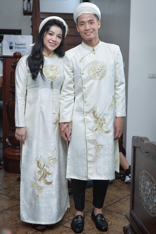 Là một trong số những nàng WAGs có diện mạo nổi bật, thật không quá khó hiểu khi Khánh Linh khoe được sắc vóc xinh tươi của mình trong ngày trọng đại.