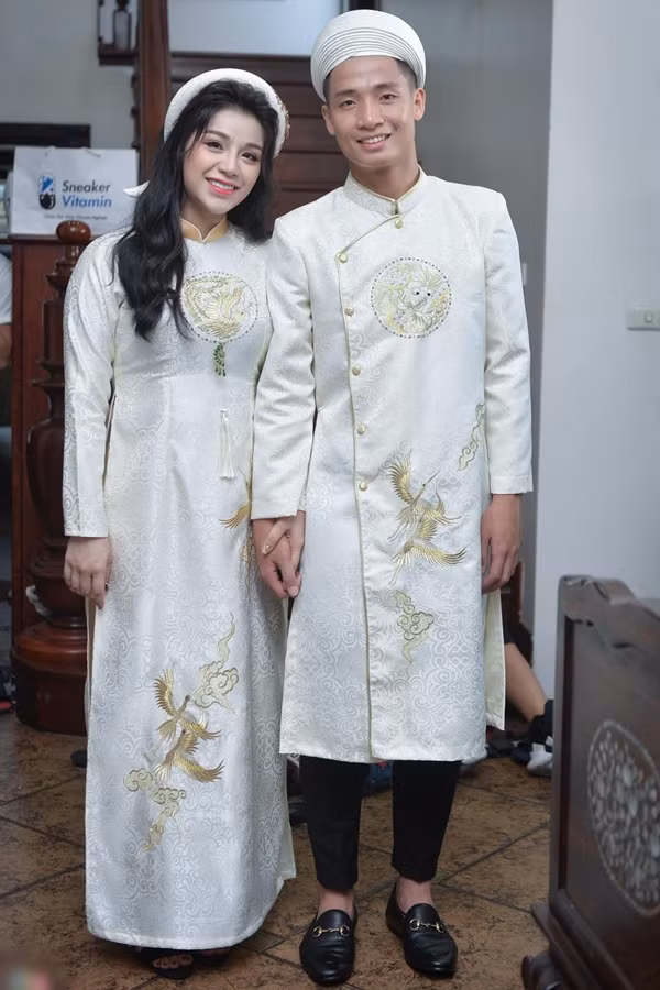 Là một trong số những nàng WAGs có diện mạo nổi bật, thật không quá khó hiểu khi Khánh Linh khoe được sắc vóc xinh tươi của mình trong ngày trọng đại.