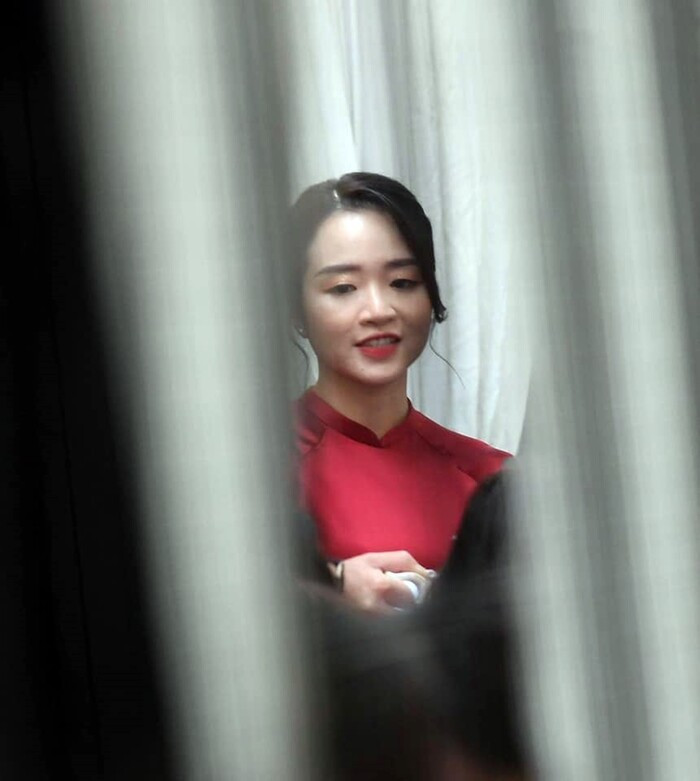 Qua những khoảnh khắc vợ sắp cưới Xuân Trường mặc áo dài, cư dân mạng đã để lại "mưa" lời khen vì cô nàng quá duyên dáng. Khoác lên mình một bộ áo dài tối giản, Nhuệ Giang toát lên vẻ nền nã thanh lịch, chuẩn gu người phụ nữ Việt Nam.