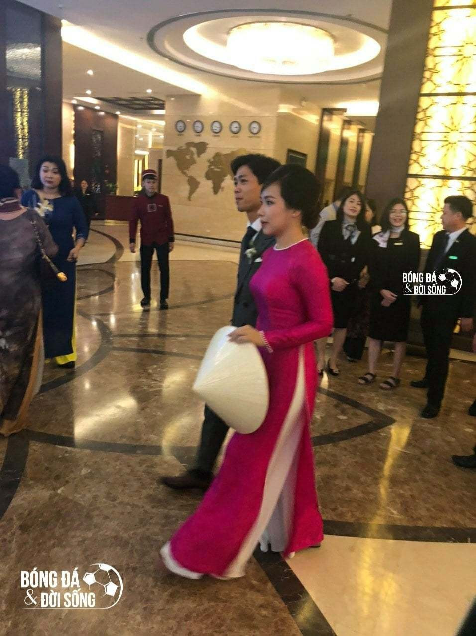 Cô nàng Viên Minh đầy kiêu sa trong bộ áo dài nhung đã thuyết phục được những người hâm mộ khó tính nhất. Ảnh: Bóng đá &amp; đời sống