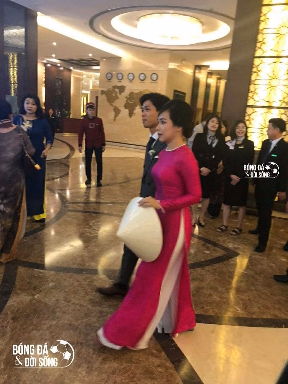 Cô nàng Viên Minh đầy kiêu sa trong bộ áo dài nhung đã thuyết phục được những người hâm mộ khó tính nhất. Ảnh: Bóng đá &amp; đời sống