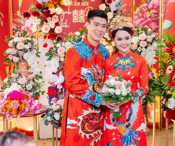 Đầu năm 2020, Duy Mạnh và Quỳnh Anh tổ chức lễ ăn hỏi, để chuẩn bị cho ngày trọng đại, tiền vệ điển trai và bà xã đã đặt may riêng lễ phục.