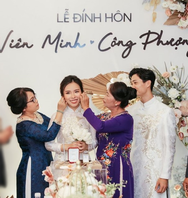 Bộ áo dài truyền thống giản dị đã tôn lên làn da trắng cùng với vóc dáng mảnh mai của cô nàng. Ảnh: Tổng hợp