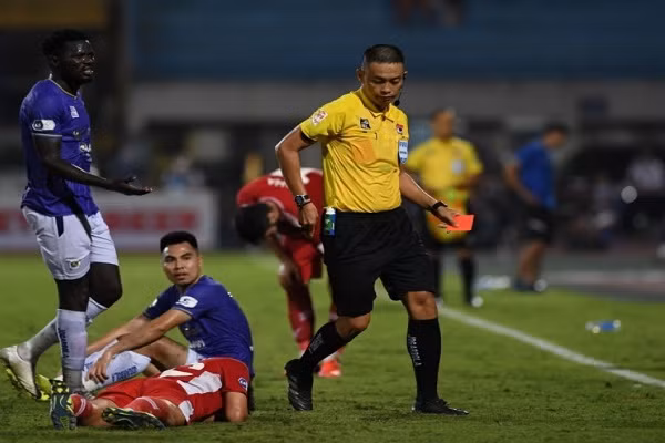 Hoc tro cua HLV Park Hang Seo vang mat o tran HAGL - Ha Noi FC