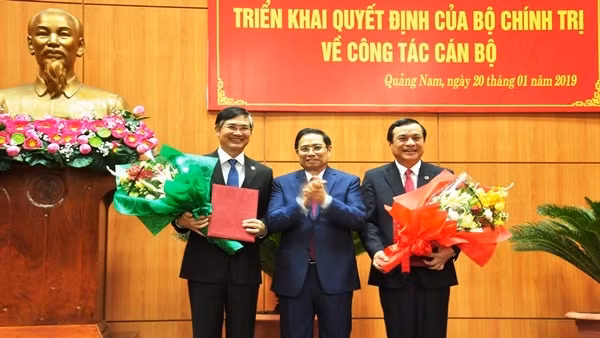 Trao quyet dinh bo nhiem Bi thu Quang Nam cho ong Phan Viet Cuong