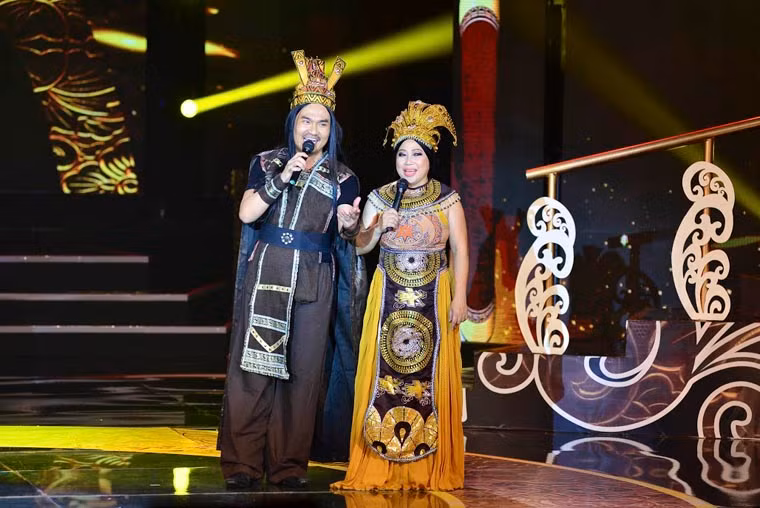 MC chương trình là 2 diễn viên hài duyên dáng hiện nay: Đại Nghĩa, Phi Phụng.