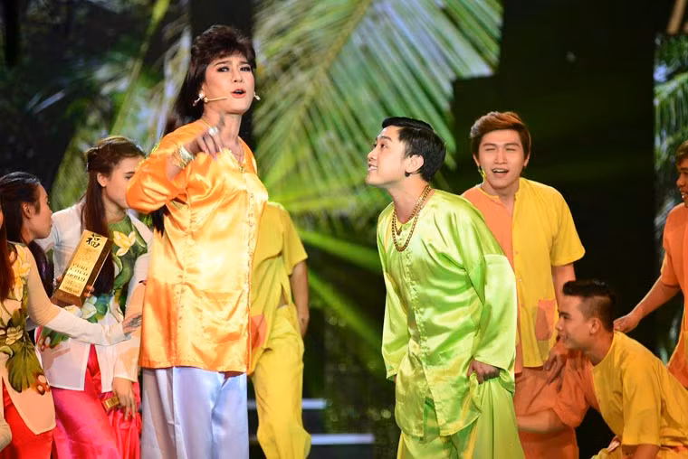 Trong tiết mục mở màn, Don Nguyễn trong vai cậu hai miền Tây giàu sụ; Đoàn Minh hóa thân thành cô út hột xoàn sang chảnh không kém. Cặp đôi này còn dựng nên một đám cưới làng quê mang đậm tinh thần hào sảng của con người miền Tây.