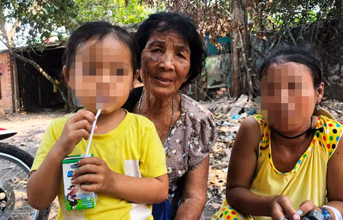 Hien truong cha dat con di choi bi dam chet ngay... tru so Cong an-Hinh-2