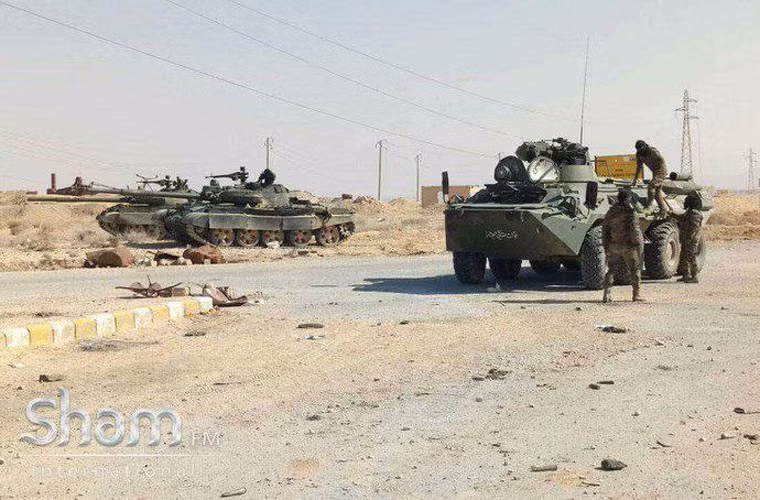 Bên cạnh đó, đã ghi nhận trường hợp một chiếc xe tăng T-62M bị trúng tên lửa TOW vào ngang hông thân – tháp pháo nhưng tổ lái vẫn sống sót. Đây là điều kỳ diệu bởi ngay cả T-72 có lớp giáp composite và phản ứng nổ tốt hơn nhưng nếu trúng TOW cũng khó có cơ may sống sót cao như vậy. Nguồn ảnh: Fars