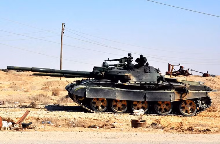 Việc triển khai các tăng T-62M diễn ra nhanh tới nỗi người ta còn chưa kịp sơn đổi màu ngụy trang các xe tăng từ màu xanh (Nga) sang màu vàng hợp với địa lý vùng sa mạc. Nguồn ảnh: Fars